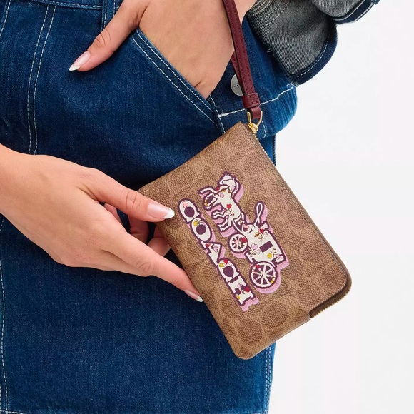 Coach CORNER ZIP WRISTLET IN SIGNATURE CANVAS WITH HORSE AND CARRIAGE PRINT - Picture 2 of 3